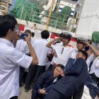 0316_洋上卒業式　帽子お借りして、はいチーズ